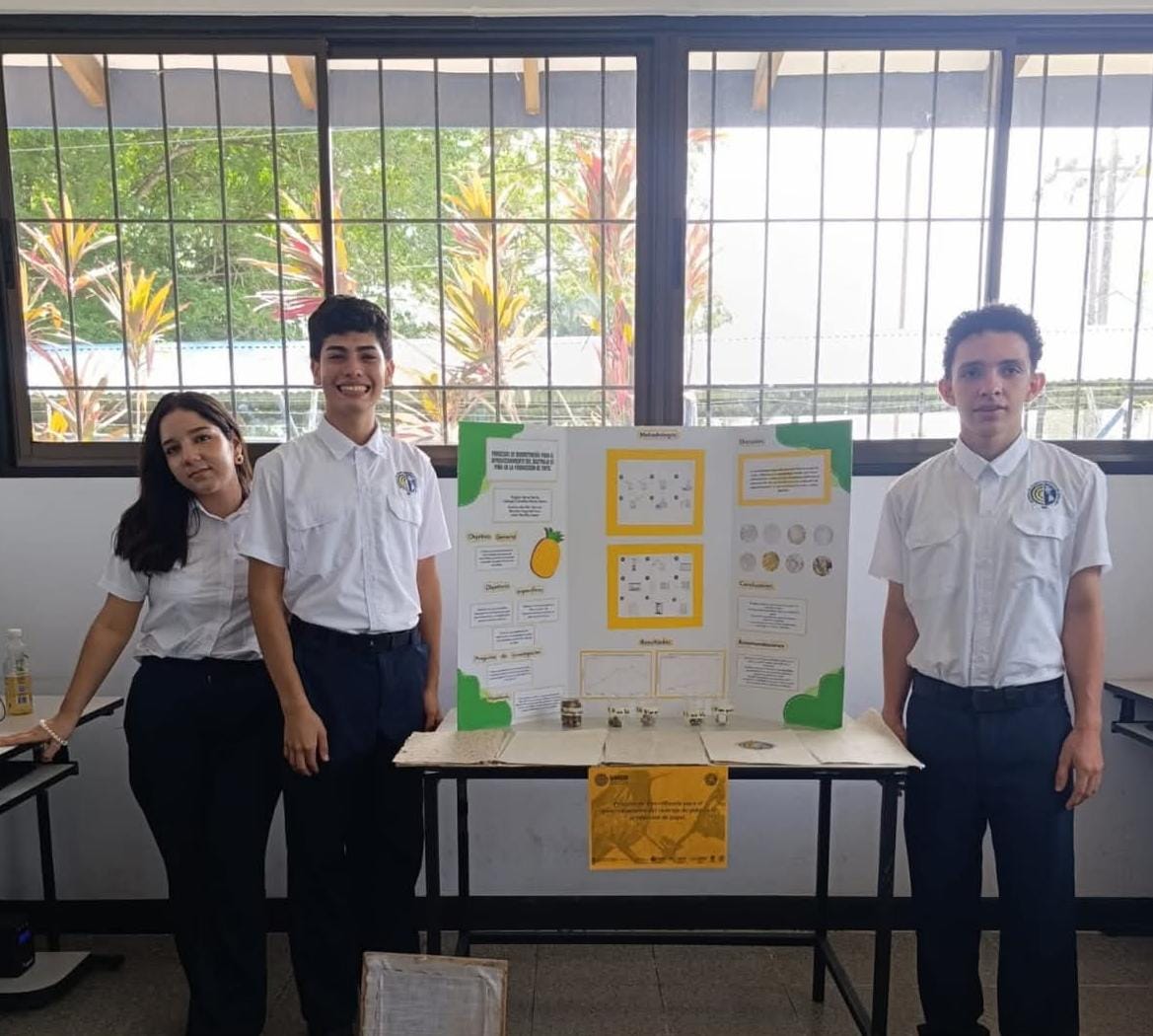 Estudiantes durante una presentación de proyectos científicos
